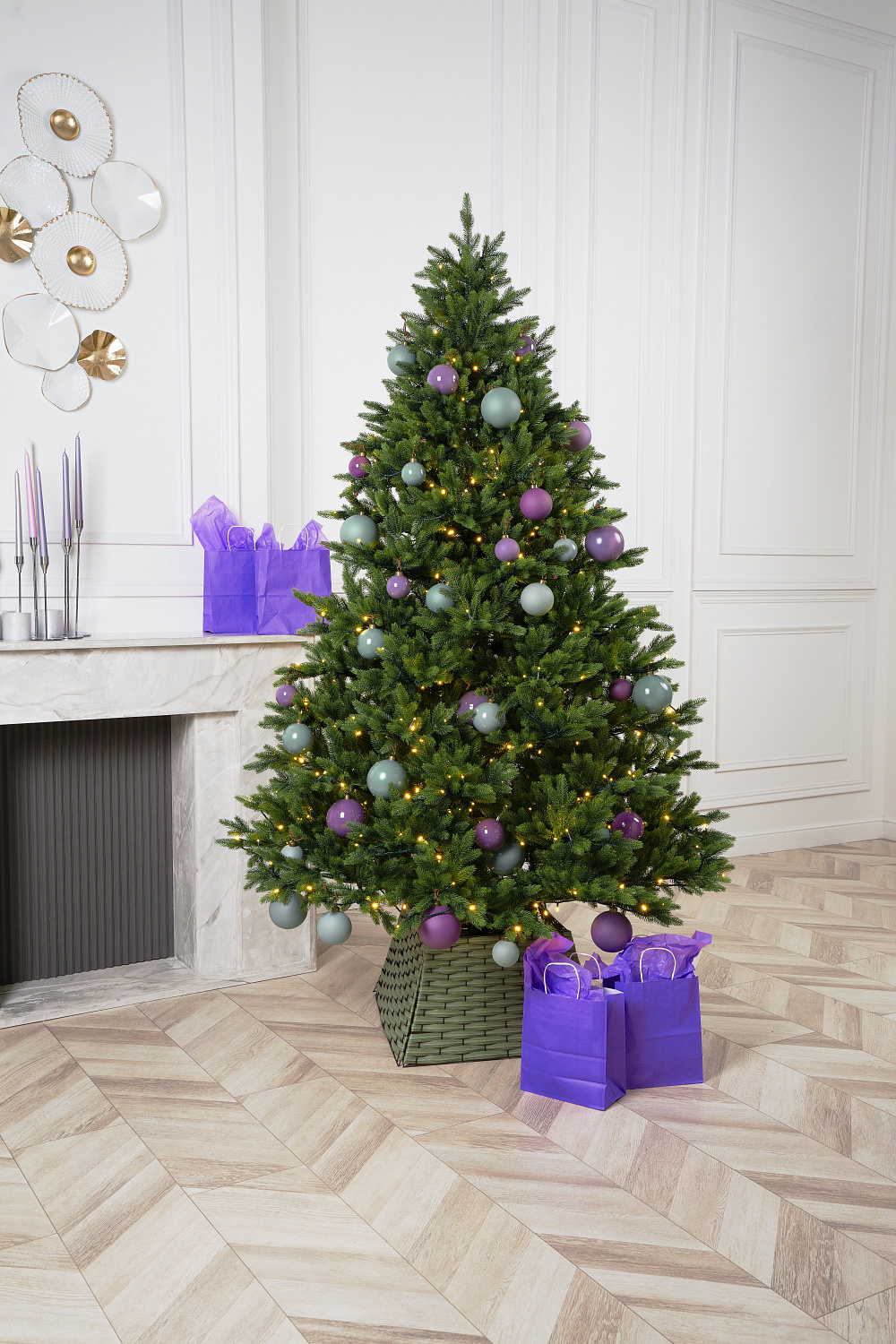 Ель ТРИУМФ с вплетенной гирляндой