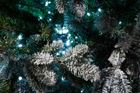 Ель ГАБИ заснеженная с вплетенной гирляндой