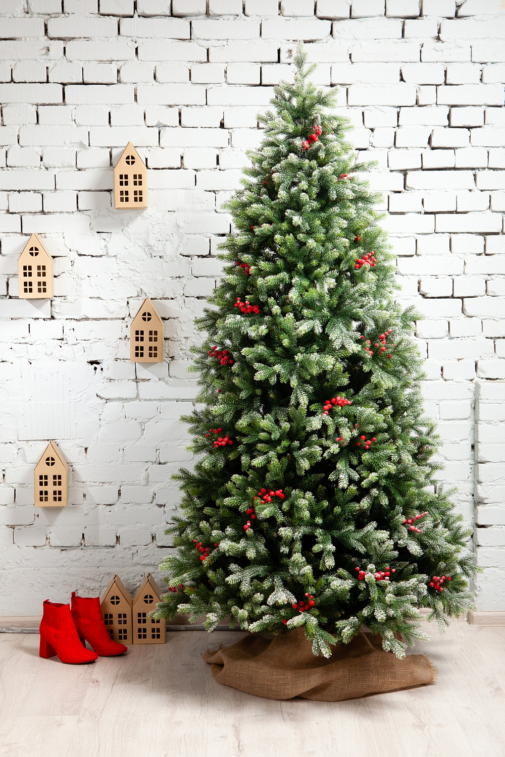 Ель ЛАКИ заснеженная с ягодами