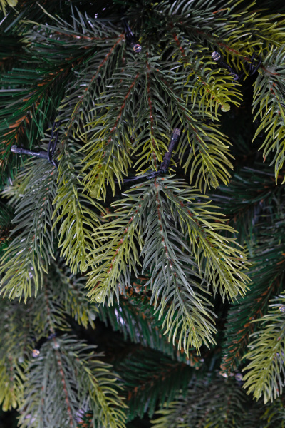 Ель ВЛАСТА зеленая с вплетенной гирляндой